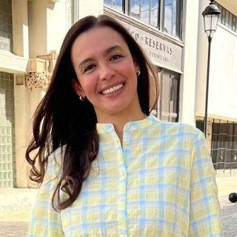 Hija agradecida, hermana orgullosa, esposa feliz y madre enamorada. Mujer que jamás dejará de luchar y agradecer a Dios por todas las bendiciones recibidas.