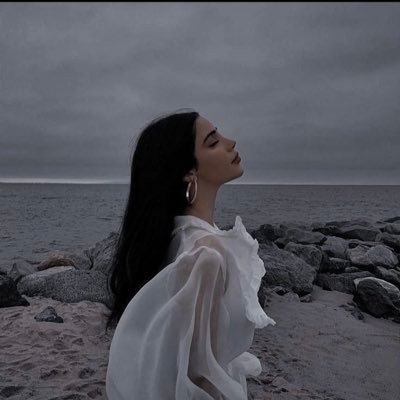 مثل كونك تنتظر والآخر نائم .. وتقلق والآخر يضحك .. وتكتب والآخر