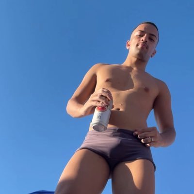 #pride 🌈 falo de livros, séries, novelas, música, carnaval e merda. ator, futuro publicitário, libriano arretado ♎️, 20y, mangueirense 💚🩷, Três Rios - RJ,