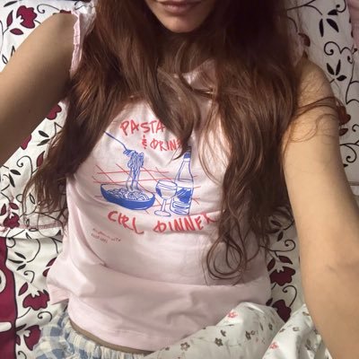 i like slow and boring things (on most days) i am a poet.sorry she/her 25