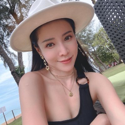 I like golf 🏌️♀️, books 📚, traveling ✈️, learning about different cultures, running 🏋️♂️🏃♀️, cycling 🚴♀️, food 🥩, skiing ⛷, diving 🏊♀️