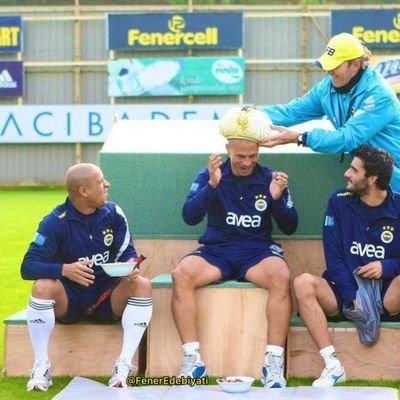 Fenerbahçeliyiz lan biz Fenerbahçeliyiz lan
tek başıma oynayacağım dedim onlarla tek başıma