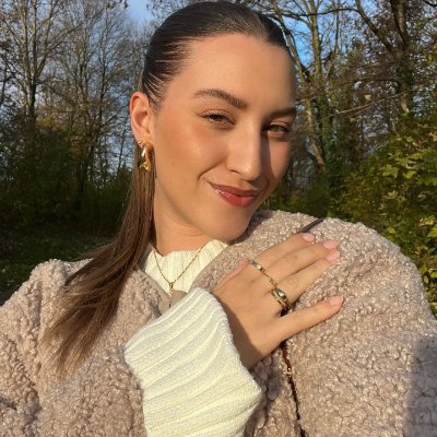 elsie_rose2's profile picture. Unapologetically girly | Cat Lover🙀| Fantasy Reader | Travelling | Investor | $TSLA holder