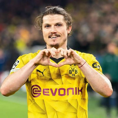 Fan der glorreichen Borussia und stark politisiert.
Mitglied bei den Grünen.