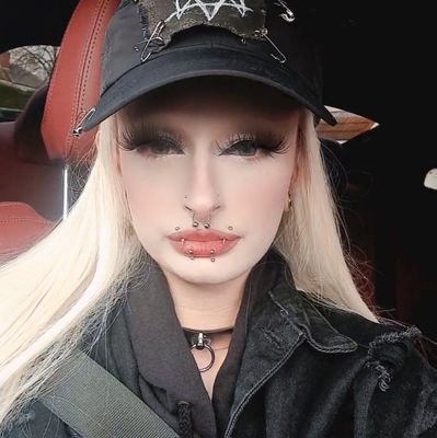 BabiGuro_Art's profile picture. UK Artist with a passion for horror and the serially silly.