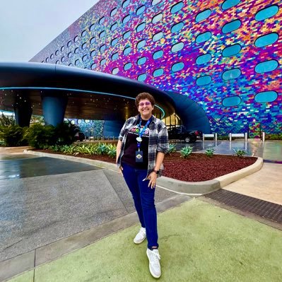 ...probably at a theme park 🎢 / i do creative things at universal 💙 she/her