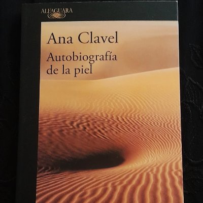 Mi memoria es oceánica. Todo lo abarca, todo lo envuelve. Me recuerdo inventándome: primero un pliegue, un surco, un nudo.