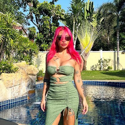 You’ve imagined me before. I’m just better in real.
💌 Daily drops. DMs open for those who know what to say.