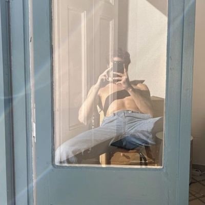 Solo soy un chico que tiene viajes astrales, me gustan los gatos y los videojuegos