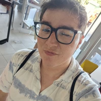 30, ing. telecomunicaciones, sysadmin, esposo, ñoño, dulces, canto, café, música, gym, moto, isla. 💻📡☁🏝