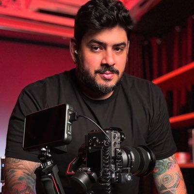 Filmmaker • VFX/Video Production on Toronto Film School • Protetor dos animais • Apaixonado por um bom cafezinho • mustefaga@8itobits.com.br