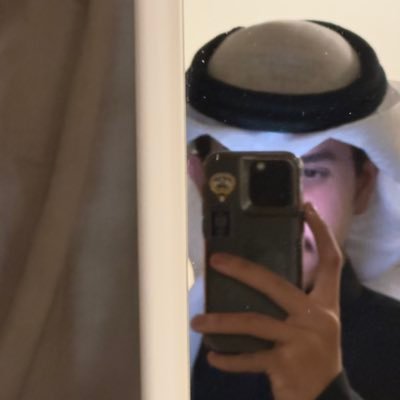 مبسمك ما كنه الإ من الورد مخلوق وعيونك أجمل من الدنيا ومافيها . ♡︎