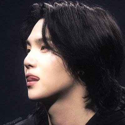 na vida sou o Yoongi que entrou na BigHit achando que teria um grupo de rap mas foi enganado.E hoje ta numa boy group e ainda teve q aprender a dança