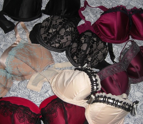 Lingerie blogger focusing on the small back-large cup market in the UK.