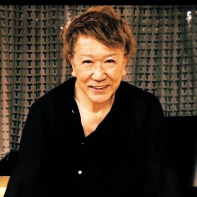 詩人/アーティスト、早大卒、日本文藝者協会、著作に『ソラリスの襞』『キメラ/鮫鯨』 『ピルグリム』同人誌『VOY』『日本未来派』『山脈』『火片』『回游』『万河』