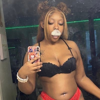 PROMO 🔥hey guys , welcome ! my names Christina but you can call me Chrissy this page is for women like me that love to admire male body parts 💋I do PROMO.