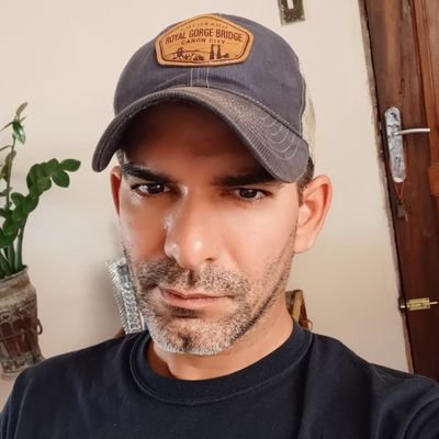 - Diseñador Gráfico
- Locutor
- Cinéfilo
- Melómano
- Papá de Mauricio
- Esposo de Mayreé
- Fan de SodaStereo & Deftones