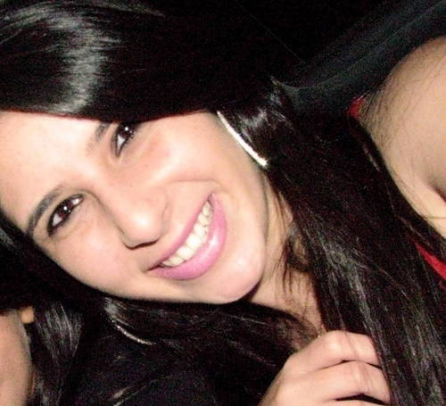 Impaciente, impulsiva, sensível, estressada, determinada, baixinha, palmeirense e ariana ! ;)