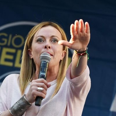 En Argentina vivimos 900.000 italianos y el 70% tiene al menos una gota de sangre italiana. Militando para Fratelli D'Italia en Argentina