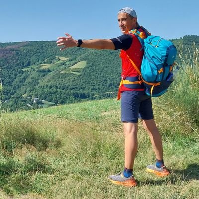 Periodista deportivo. Redactor de deportes del periódico Al cabo de la calle. Ex de Marca y ex jefe de Prensa del Tenerife Baloncesto. Maratoniano (×4).