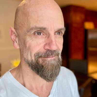 danouell's profile picture. « N’aie pas peur de t'éloigner des gens que tu as dépassés. »