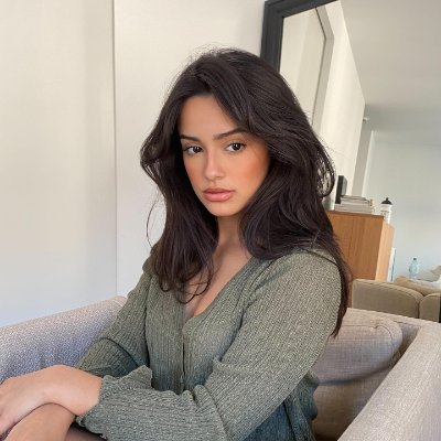 bian1424antoni's profile picture. "Jewelry designer & businesswoman 💍 | Passionate about creating beautiful pieces ✨ | Lover of books 📚, golf ⛳, and music 🎶 | Living life with creativity & pu