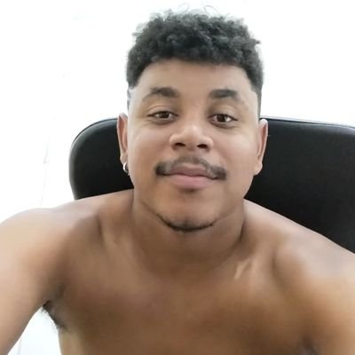 o povo pede minha presença e eu tenho que aparecer sou eu o único bronzeado no azeite de dendê
A.🐜 B. 🐝