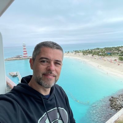 Real estate broker in Montreal. I vow to treat all my customers as family, therefore I keep an open contact with all before, during and after a transaction.