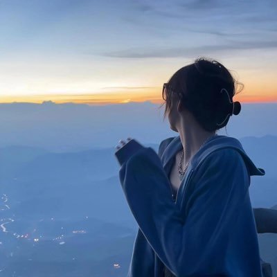 dVnKRqqLb998499's profile picture. 本人毕业在实习，没钱就出，末成年不接！第一次有偿，感觉好以后可长期，前提要素质！ 大号己验证本人@Laillailul