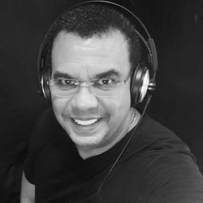 Locutor Comercial, Cantante & Actor de Doblaje y Coach Vocal.