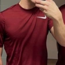 Machão vers., tenho namorada e curto só no sigilo: discretão, mas entre 4 paredes curto outro macho. Adoro uma bucetinha tb, se for casada melhor ainda ! DM 🔥