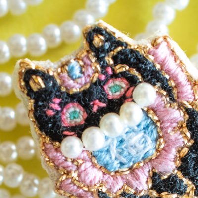 にっこり笑える刺繍を、一針ずつ。 ちいさな福をそっと届けられたらうれしいです。