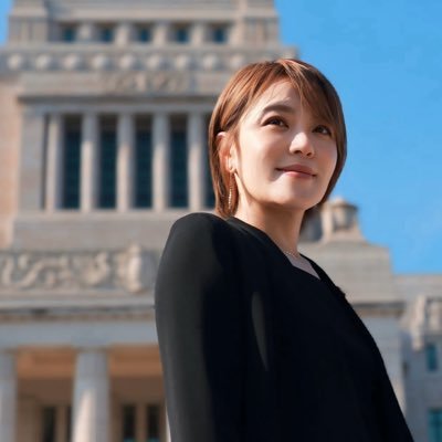 今井絵理子 参議院議員　名刺 今井絵理子議員 無神経な“アイドルポーズ写真”大炎上でフランス