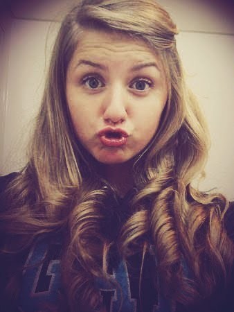 Nome: Manuela Portinai. Idade:16 anos. Signo:Capricórnio. Gosta de: Tudo um pouco. É uma pessoa: Feliz, Sincera , Verdadeira , Tudo de bom! Follow-me??