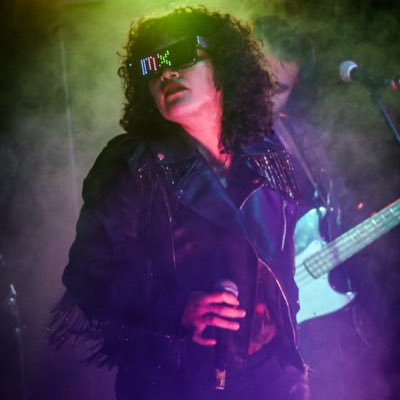 Cantante, músico, melómana de corazón, ciclista, defensora de perritos, me gusta bailar cumbiones y tomar cerveza en la banqueta escucha mis rolas 🌈👇🏼🔥🎙♥️
