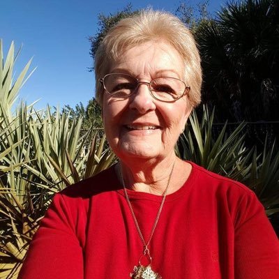 Retraitée de 65 ans, ex-L'Oréal Paris, passionnée de politique, j'aime lire et me balader dans des lieux doux et calmes. Inspirante, curieuse et engagée#loreal