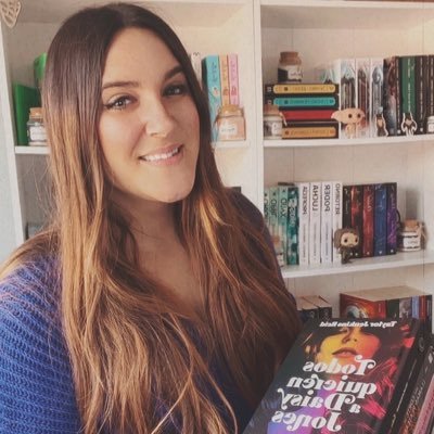En sus ratos libres lectora empedernida. Dejo aqui mi cuenta #bookstagram donde hago reseñas y recomendaciones: mystik.books
