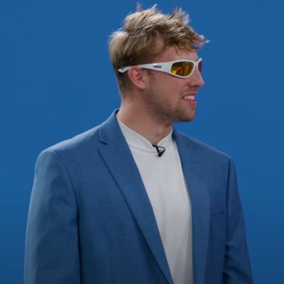 elliottpunisher's profile picture. currently hyperfixated on smallville and british youtubers || she/her