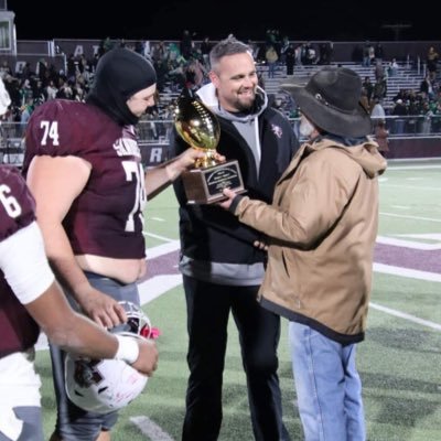 JEllington_2026's profile picture. 6’3”// 275 lbs // DL/OL // Bench: 475// Squat: 605 // Clean: 275//Deadlift: 715 hex bar//600 straight bar//C/O ‘26// 5.49 40 // 3.0 GPA