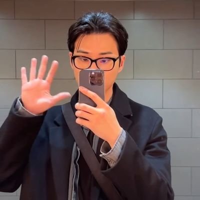 𝐔𝐍𝐑𝐄𝐀𝐋 ╱1993 #𝐘𝐨𝐮𝐧𝐠𝐊;DAY6's professional heartbreaking song writer, Brian Kang (강영현) 🦊🍀 MyDay's favorite vocalist, bassist and rapper. rest mode.