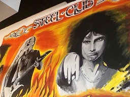Steel Club, nace con la idea de crear un espacio para los amantes de la Música. Serán los acordes de nuestra casa los que cultivaran a la gente.