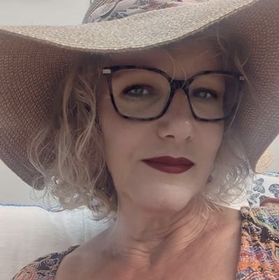 emeraldTes's profile picture. self employed early years childcare & educator,  mum to two boys, 26 & 19, amateur photographer, book lover, Rock chick from Adam Ant-ZZ Top 😁
