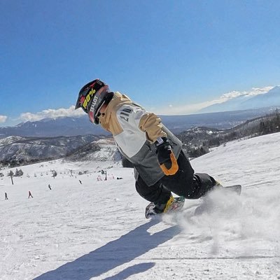 雪山フリーク。夏は専らインライン。たまにバイクも(オフロード復帰検討中)横ノリ二枚板の開発始めました。六/四天安門