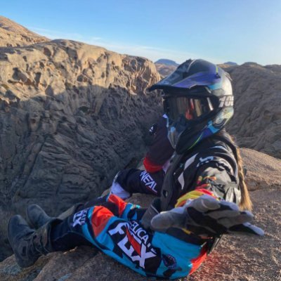 Roads are my escape 🏍️❤️ | 19 y.o living for the thrill of the journey.
I can't reply here, but you can message me here⤵️