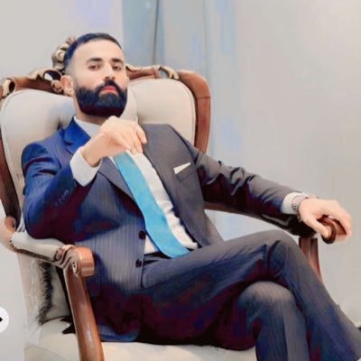 دكتوراه في فلسفة القانون العام، مختص في الهندسة الدستورية،معارض لطبقة الحكم ولنظام الحكم، ازاحتهم هدفي وتغيير النظام غايتي.