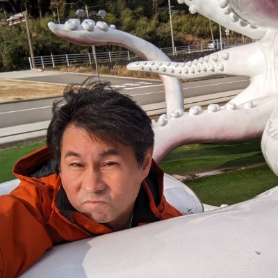 【能登で被災して自宅全壊】金沢市出身でよく講演したり取材したりする人。ほくりくみらい基金理事、去年までサイボウズ フェロー。元テレビカメラマンで複業はビデオグラファー。3年前に輪島へ移住して古民家暮らしが地震で全壊して金沢に避難→志賀町のみなし仮設アパート→プレハブ仮設と移り住んで能登町で宿兼自宅のDIY中