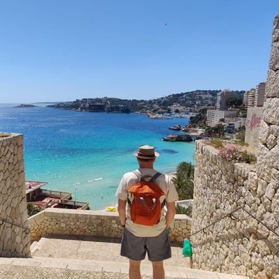 Cumbrian living in Yorkshire via Catalunya, lover of LUFC and the odd pint