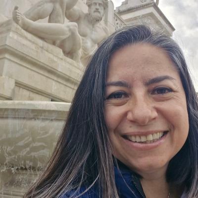 Futbol, beis y ciclismo son parte de mi vida. Un buen vino y un libro siempre cerca. Abogada, periodista y mamá.