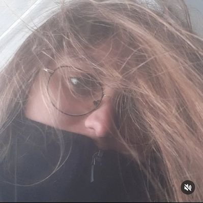 Et pourquoi pas (c'est ma phrase en faiteuh)
J'ai co-écrit un jeu, et peut-être 2, ou 3, ou +
montage / Muzikannnn / gamiiiingeeen