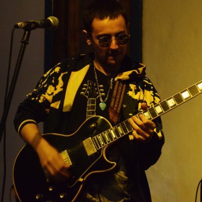 Guitarrista, cantante y fundador de la banda de rock Negras Piedras